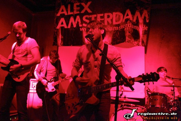 Am 13. Januar hat Alex Amsterdam sein Album "Love Is Fiction" veröffentlicht, gleich im Anschluss hat er seine Band eingepackt und ist nun mit ihr auf Tour.